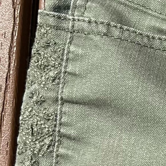 Sonoma Good for Life Modern Fit Capri's Olive Green Side Detailing Women's 4 - Picture 5 of 5